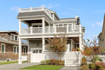 Image de Beautiful three story home with a pool in terrific location to town, shops, great restaurants and the beach!