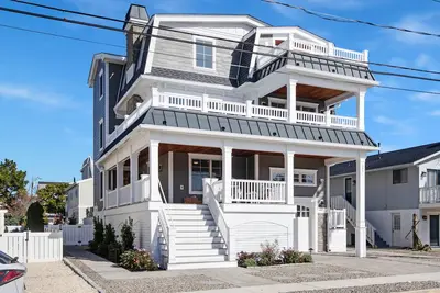 Image de Brand new (built in 2022) family friendly luxury home with six ensuite bedrooms plus a powder room. Sleeps 14 people.