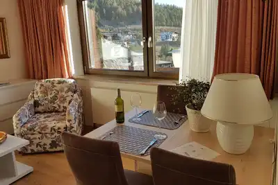 Image de appartement lumineux avec une grande terrasse ensoleillée et accès au jardin