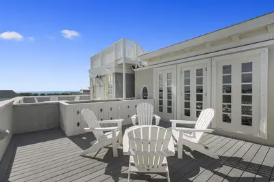 Image de Luxury Townhome w/Rooftop Deck & Gulf Views in Seaside, 2 Adult Bikes!