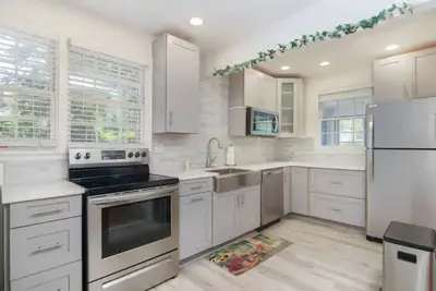 Image de Perfectly Positioned Place for all of Charleston!