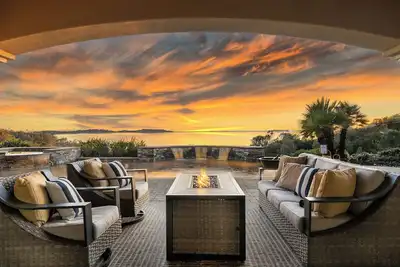 Image de Lakeview Luxury: Pool, Spa, Fire Pit + 7br Villa