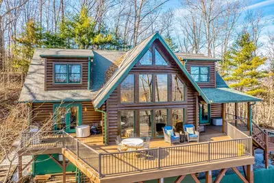 Image de Spacious home on the mountainside with wrap-around balcony, fireplace & W/D