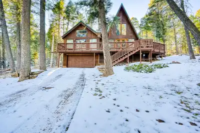 Image de Tree-surrounded A-frame with large balcony, washer/dryer, & foosball table