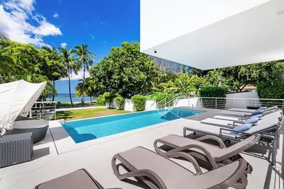 Image de Luxury 6 bedroom home with private pool Beach Front