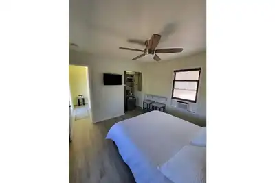 Modern Quiet Casita Adjacent to Beautiful Lakes & Golf Course. 6 Minutes to Town