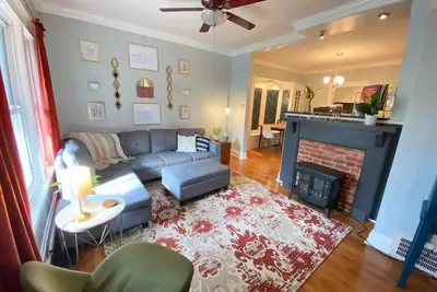 Image de Eclectic Mid-Mod Apt - 5 min drive to Lake Erie