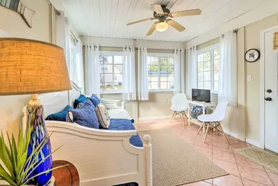 Image de Oak Island Hideaway Hut ~ 1 Mi to Long Beach!