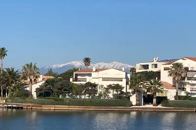 Image de Overlooking a lagoon and 5 mins from superb beach