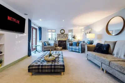 Image de Luxurious & Private Home w/ Hot Tub & Log Burner!