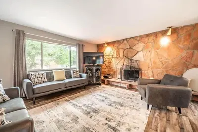Image de Flagstone Hall! Family Home w/ Scenic Views