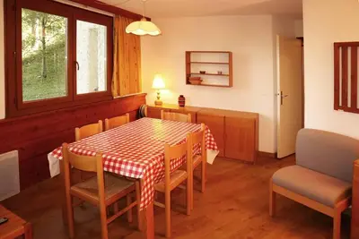 Image de Centre station, 1er étage, balcon, cheminée ou poêle à bois, télévision, casier à ski, 43m²