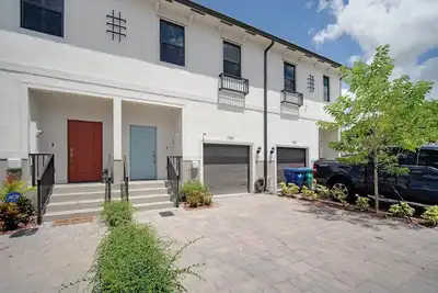 Image de Beautiful and Cozy 3- bedroom townhouse