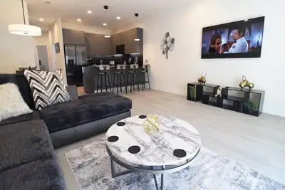 Image de Stylish New Townhome, sleeps 7, Disney 9 miles!