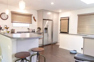 Image de Renovated 3 bed/2. 5 bath with fast wifi & 100\" projector near the Big House!