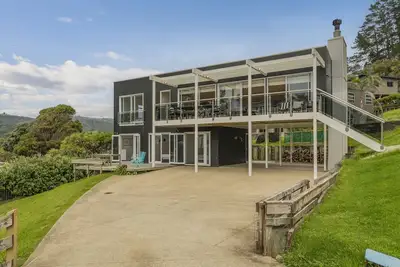 Black House Lookout - Kuaotunu Holiday Home