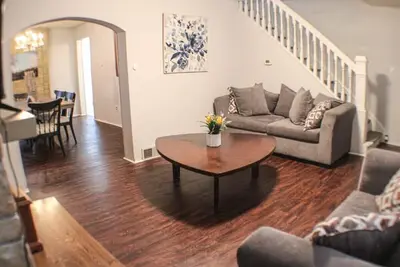 Image de Spacious 4br Home-Walk to Stunning Views & Dining!