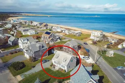 Image de Stunning Home with Water Views!