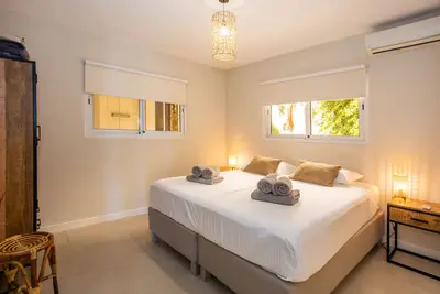 Image de Comfortable apartment with balcony overlooking the garden.
