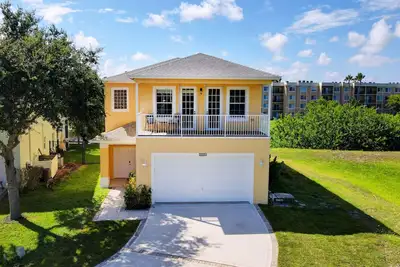 Image de *Avail. Jan. Feb. &Mar! Lake Front & Close to Beach!