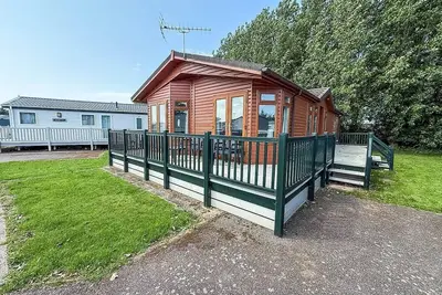 Image de Modern 4 berth lodge with decking at Manor Park in Hunstanton ref 23024w