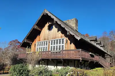 Image de Swiss Chalet amidst sixteen acres in Litchfield Hills surrounded by land trust