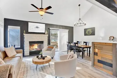 Image de Modern loft w\/ pond view near lakes, golf & more!