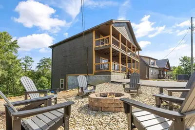 Image de Game Room, Hot Tub & Large Porches-Luxury Cabin