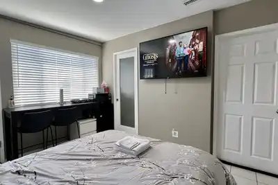 Image de Modern 1 Bedroom Home w\/shower jets