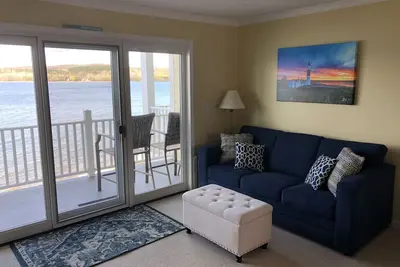 Image de Bright, Beautiful, Newly Remodeled condo right on Lake \nCharlevoix.