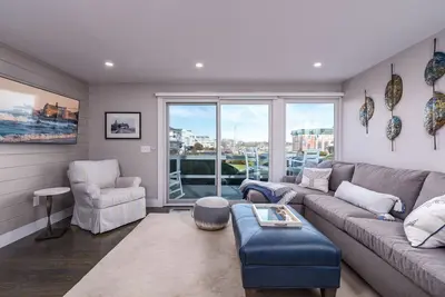 Image de Chic condo w/ocean views, steps to Narragansett Town Beach, restaurants&more! -Summer Monthly