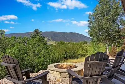 Image de Beautiful New Modern Home/Private Hot Tub!