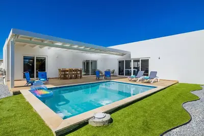 Tropical Vibes ~ Brand-New Villa ~ Pool and Patio!