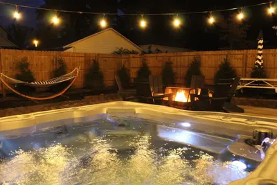 Image de Close to Lake Mi & SoHa | Bikes included | Hot tub