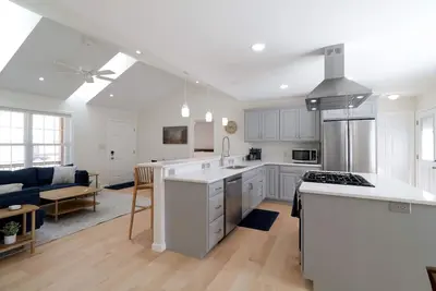 Image de Charming home near Psu - built for memorable game days and family visits