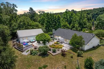 Image de Luxe Designer French Country Retreat, Serene Grounds, plunge pool, game rm, Ev!