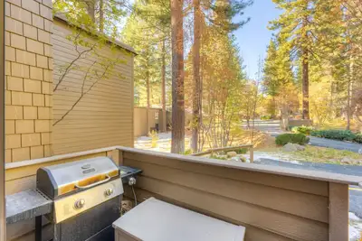 Image de Bright condo close to the bay with fireplace, grill, and W\/D - dog friendly