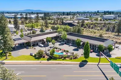 Image de Relax and Unwind! 4 Convenient Units. Minutes Away to Historic Downtown!