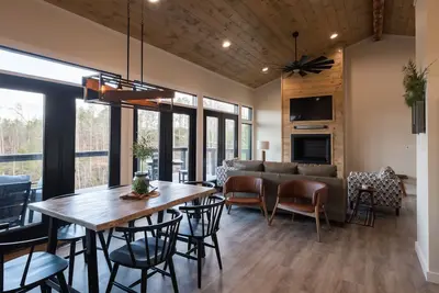 Image de Hot-Tub/WiFi /Secluded - A Red River Barnhouse