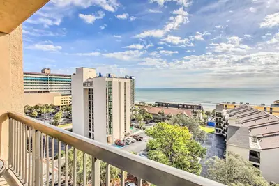 Image de Breezy Myrtle Beach Condo w/ Balcony & Views!