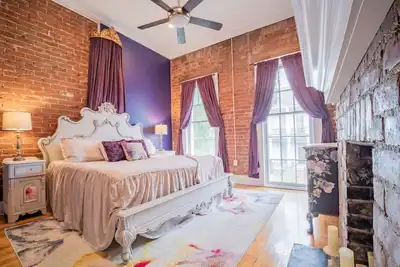 Image de Historic Stylish Townhouse | Steps to Streetcar