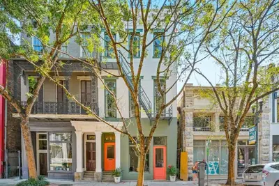 Image de Historic Upscale Apt | Walk to Museums & Eateries