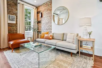Image de Modern Warehouse District Apt | 6 min to Bourbon