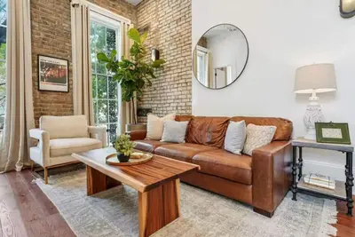 Image de Updated Warehouse District Apt | Walk to Streetcar