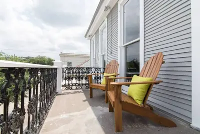 Image de Updated 1900 Historic Apt. | Steps to Streetcar