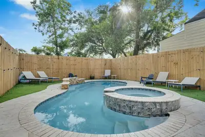 Image de Mid-City Family Ready Artistic Home | Private Pool