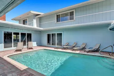 Image de Designer 6 Bedroom | Game Room | 10 Min To Beach!