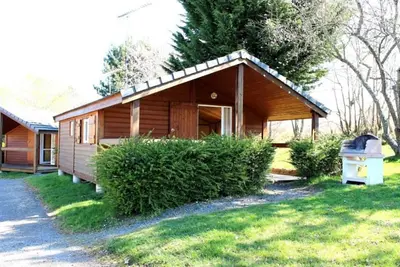 Image de Charmant Chalet Familial avec Terrasse et Activités d'Été - Camping 2 Étoiles