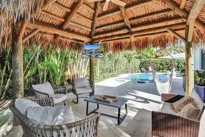 4 Br Beach Home Heated Pool Jacuzzi + Tiki Tv Hut
