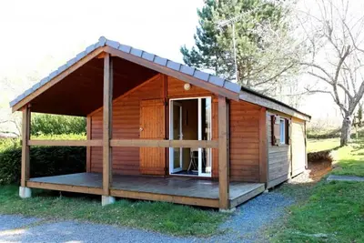 Image de Chalets indépendants en camping 2 étoiles avec terrasse – Idéal famille, activités et jeux pour enfants